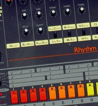 Fotografía de una clásica y legendara caja de ritmos Roland Rythm Composer TR-8