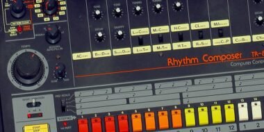 Fotografía de una clásica y legendara caja de ritmos Roland Rythm Composer TR-8