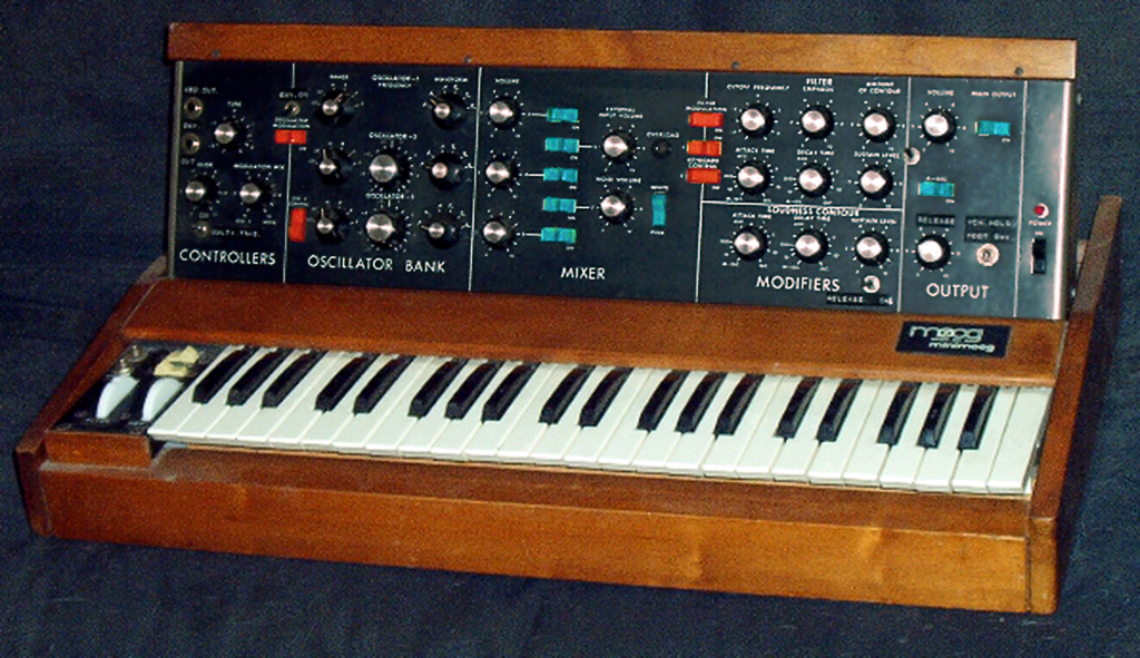 Fotografía clásica de un sintetizador monofónico moog minimoog